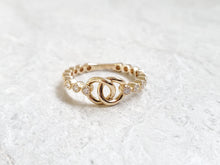 Load image into Gallery viewer, 14k Gold Interlocking Link &amp; Textured Bezel Diamond Ring
