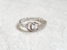 Load image into Gallery viewer, 14k Gold Interlocking Link &amp; Textured Bezel Diamond Ring
