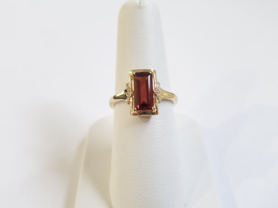 14k Yellow Gold Rectangle Garnet w/ Pave Diamond Accents Ring (I9746)